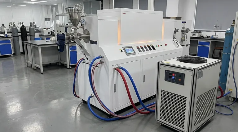 Quel est le but du système de refroidissement par eau dans un four sous vide ? Assurer la sécurité et l'efficacité des opérations à haute température