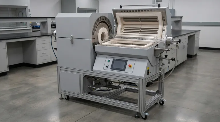 Was ist der Zweck des Rotationsmechanismus in einem Rohrofen mit Drehofen? Gewährleistung einer gleichmäßigen Erwärmung und einer verbesserten Prozesskontrolle