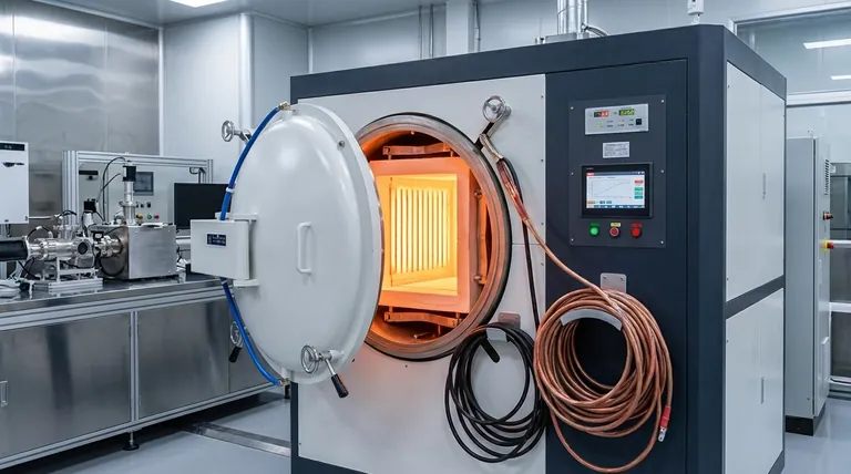 Was sind die typischen Betriebsspannungs- und Wärmeabgabebereiche für Vakuumofentemperiersysteme? Gewährleistung sicherer Hochleistungsleistung