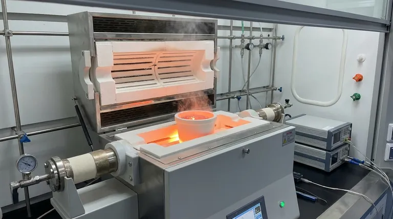 Pourquoi est-il nécessaire d'utiliser des creusets en alumine ou en céramique lors de l'évaporation à haute température du magnésium ? Assurer la pureté et l'intégrité du processus