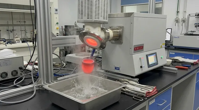 Qual é a importância de um dispositivo de têmpera rápida na parte inferior de um forno tubular de laboratório? Capture um instantâneo de alta temperatura