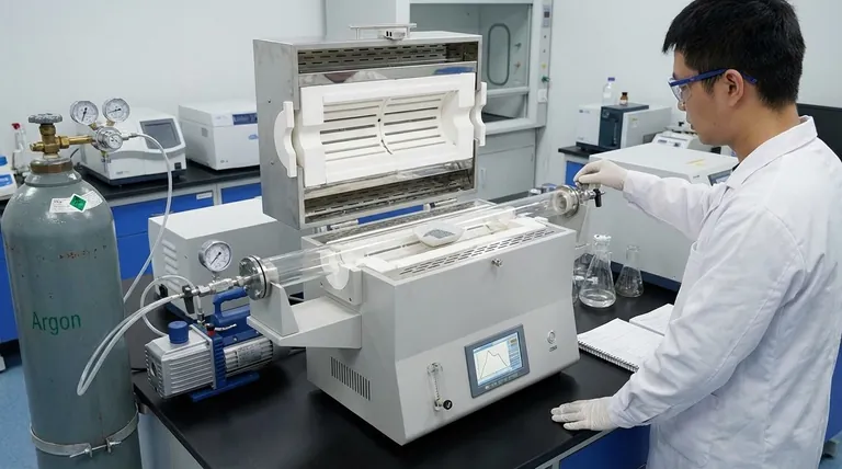 Como um forno tubular horizontal garante a segurança e a precisão experimental durante a desidrogenação térmica do Ca(AlH4)2?