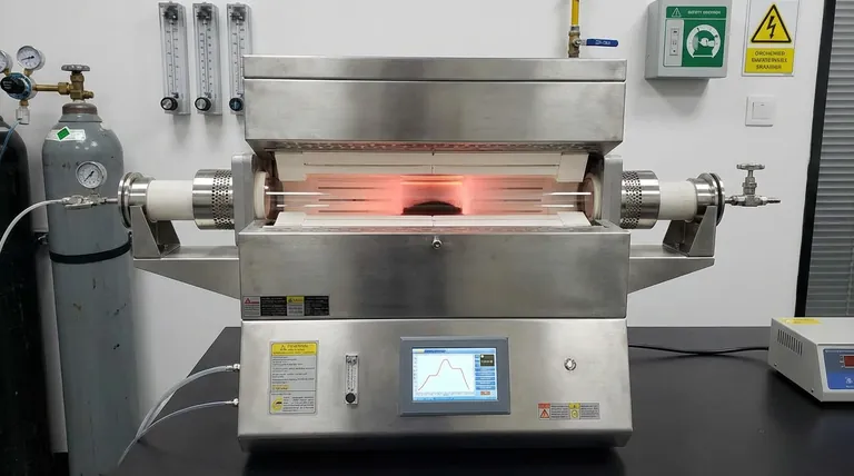 Quais são as funções primárias de um forno tubular durante a redução térmica de GO? Otimizar a condutividade do grafeno