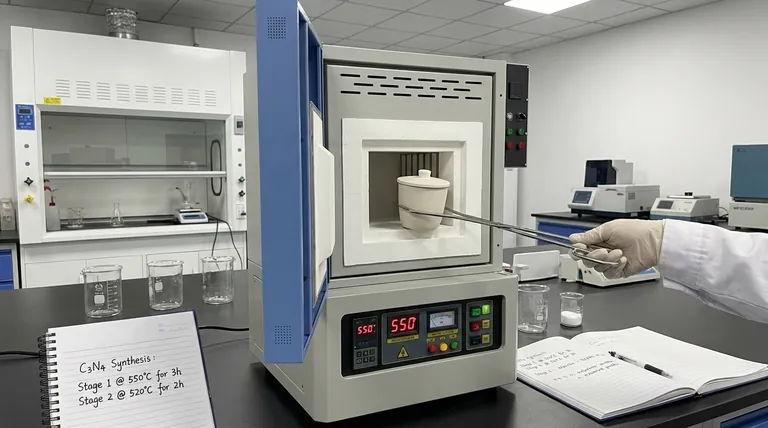 Wie wird ein Muffelofen bei der zweistufigen Kalzinierung von C3N4-Nanosheets verwendet? Präzisions-Thermosynthese-Leitfaden