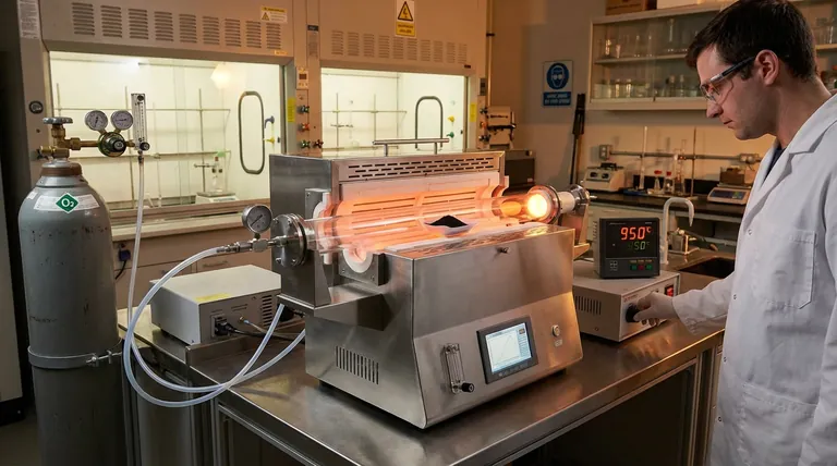 Qual é o propósito de usar um forno de resistência tubular com oxigênio em fluxo para a síntese de NMC? Alcançar Pureza de Fase Pura