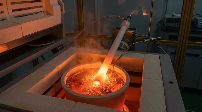 Perché un tubo di allumina ad alta purezza (Al2O3) viene selezionato come lancia per gas? Soluzioni durevoli per l'iniezione di idrogeno a 1600°C