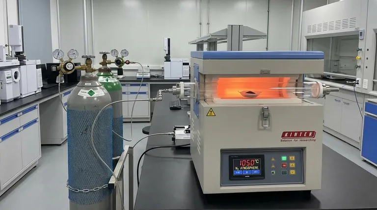 Como um forno tubular de alta temperatura contribui para a sinterização controlada por atmosfera de ferritas de Mn-Zn?