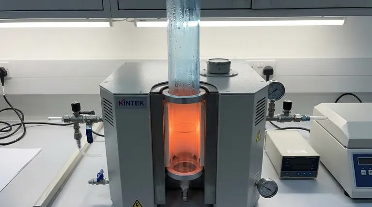 Как позиционирование кварцевой трубки в вертикальной трубчатой печи способствует стабильности синтетической реакции?