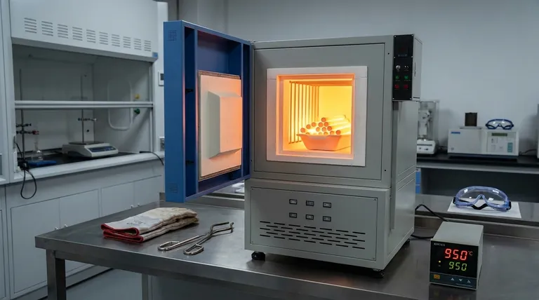 Perché la calcinazione in un forno a muffola è necessaria per i catalizzatori di ossido di cerio? Ottimizza le prestazioni del tuo catalizzatore a forma di bastoncino