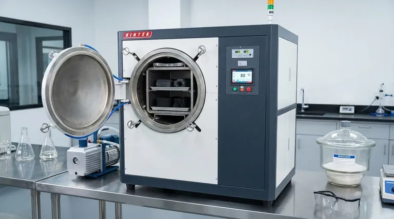 Qual é a necessidade de usar um forno de secagem a vácuo de laboratório? Preservando a Integridade do Carbono Poroso