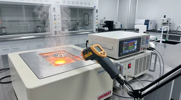 ¿Cómo facilita un pirómetro infrarrojo el control preciso de las temperaturas durante la recuperación de metales asistida por microondas?