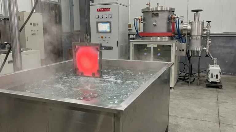 Qual é a função de um tanque de têmpera em água no tratamento térmico de ligas Ni-Ti? Travar a Superelasticidade e a Memória de Forma