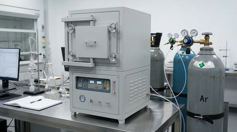 Por que é necessário um forno tubular com atmosfera controlada para a preparação de substratos de NC? Essencial para a carbonização.