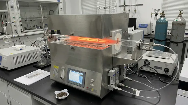 Как трубчатая печь обеспечивает точный контроль над компонентами продукта? Освойте пиролиз семян хлопка с высокой точностью