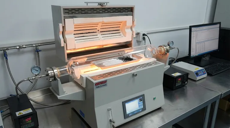 Por que é necessário um barco de quartzo durante o APCVD para MoO2? Garanta a síntese de nanobelts monocristalinos de alta pureza