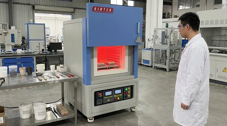 Como um forno de sinterização em câmara de alta temperatura contribui para precursores de geopolímeros à base de rejeitos de fluorita?