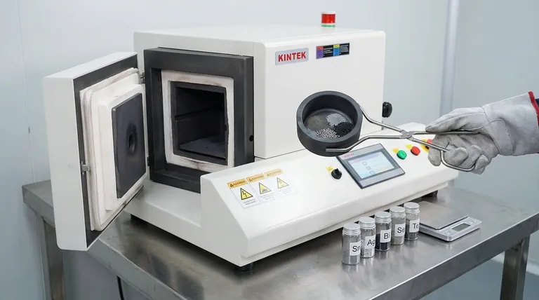 합성에서 흑연 도가니의 기능은 무엇인가요? Sn0.50Ag0.25Bi0.25Se0.50Te0.50 생산의 순도 보장