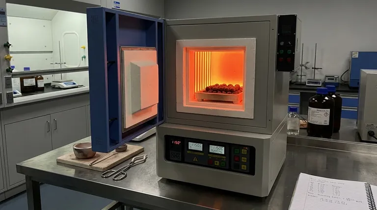 ¿Por qué se utiliza un horno mufla de caja para la pre-sinterización de pellets verdes de residuo de bauxita a 1150°C?