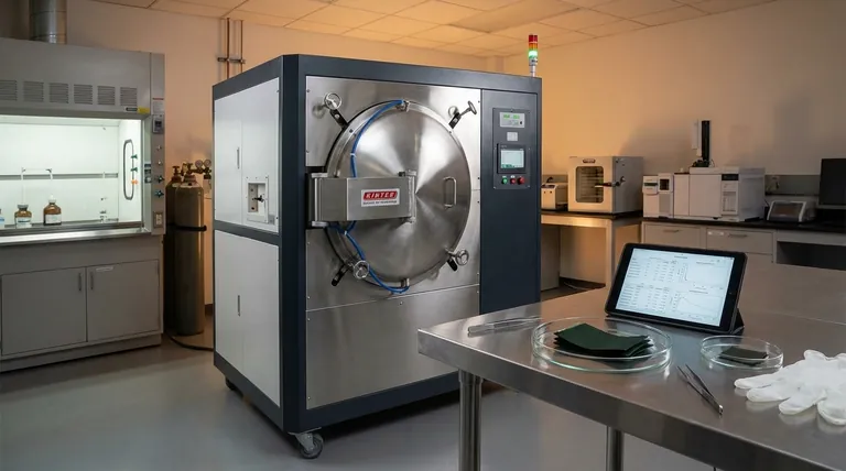 ¿Qué ventajas ofrece un horno de vacío sobre un horno estándar para películas de MXeno V2CTx? Proteja la calidad de su material