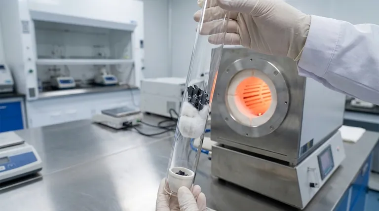 ¿Cómo se utiliza la lana de cuarzo en el montaje de tubos de reacción? Optimización del Crecimiento de Cristales y Separación de Fundentes