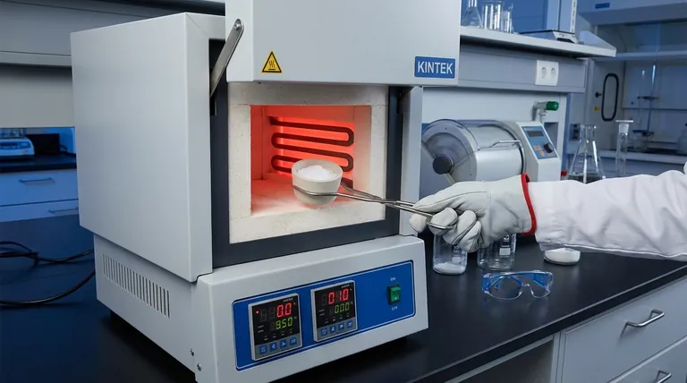 Qual é o papel da calcinação usando fornos de alta temperatura na síntese top-down de ZnO-NPs?