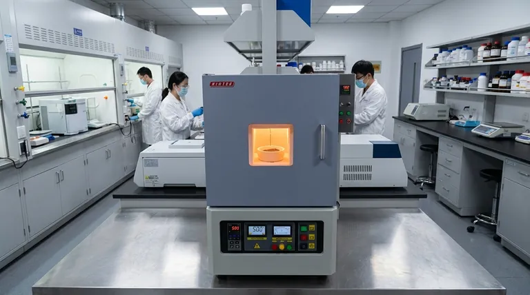 ¿Cuál es la función de un horno mufla de laboratorio en el tratamiento de precursores de LNMO? Garantizar la síntesis de materiales de alta pureza