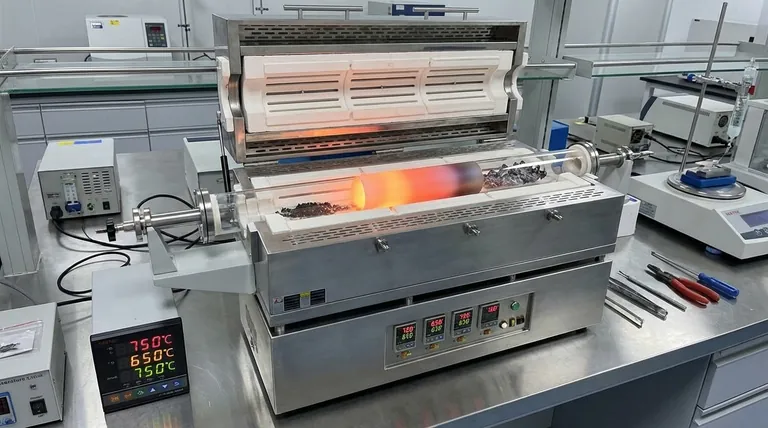 ¿Qué ventajas técnicas ofrece un horno tubular de tres zonas para CrSb? Master Precision Crystal Engineering