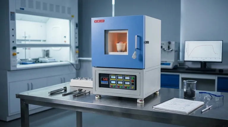 ¿Por qué es necesario un horno mufla de control de precisión para el tratamiento térmico de RuO2/g-C3N4? Asegure catalizadores perfectos