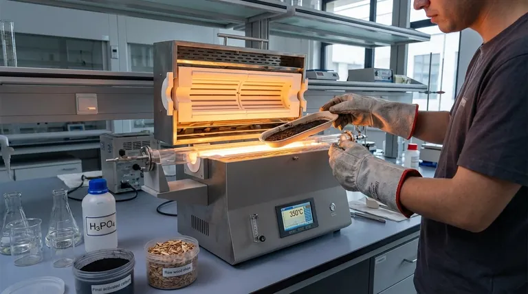 Qual papel químico o ácido fosfórico (H3PO4) desempenha na ativação da biomassa? Domine a Transformação de Materiais de Carbono