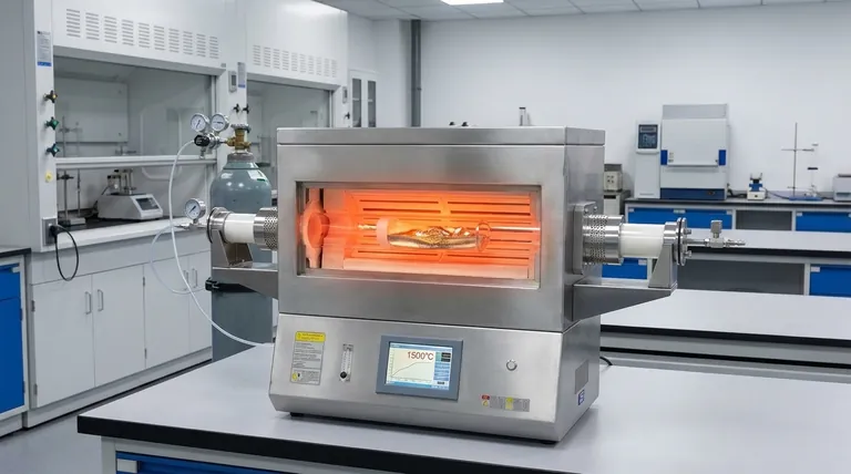 Qual é a função principal de um forno tubular de alta temperatura na síntese HELMA? Alcançar precisão de 1500°C