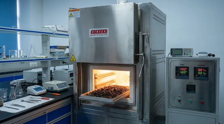 真空箱电阻炉在制备松子壳生物炭(PBC)中的作用是什么?