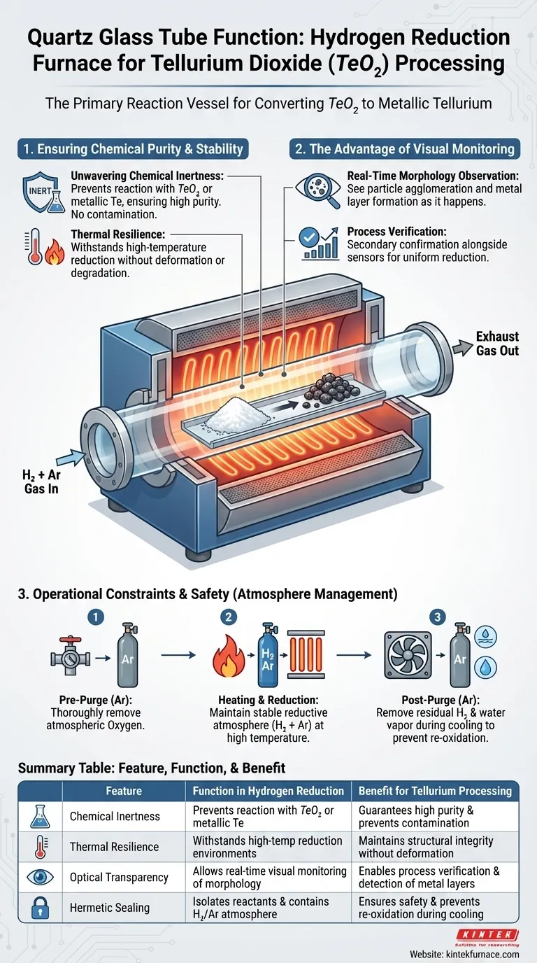 ¿Cuál es la función del tubo de vidrio de cuarzo en un horno de reducción de hidrógeno? Garantizar la producción de telurio de alta pureza Guía Visual