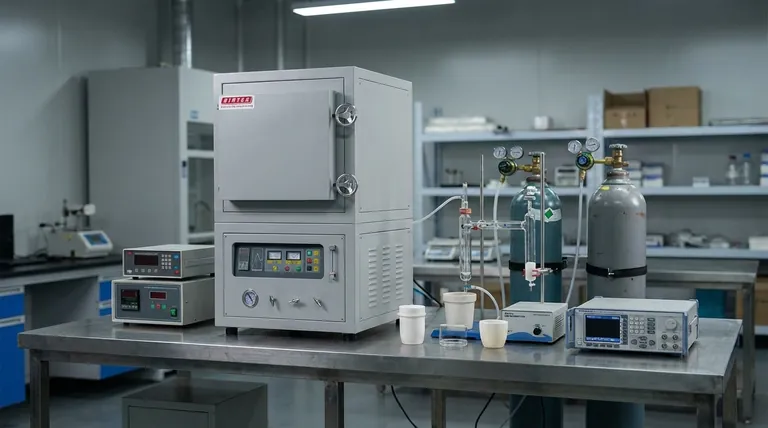 ¿Cómo mantiene un reactor integrado en un horno de mufla un entorno controlado? Control preciso de la calcinación