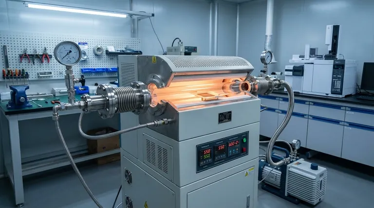 لماذا يعتبر التحكم في الفراغ أمرًا بالغ الأهمية عند استخدام فرن أنبوبي أفقي لتلدين أغشية a-SiC:H عند درجة حرارة 550 درجة مئوية؟