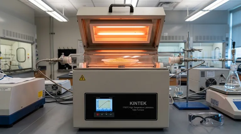 ¿Cómo garantiza un horno tubular la calidad de la modificación durante la síntesis de nitruro de carbono modificado con fenilo (PhCN)?