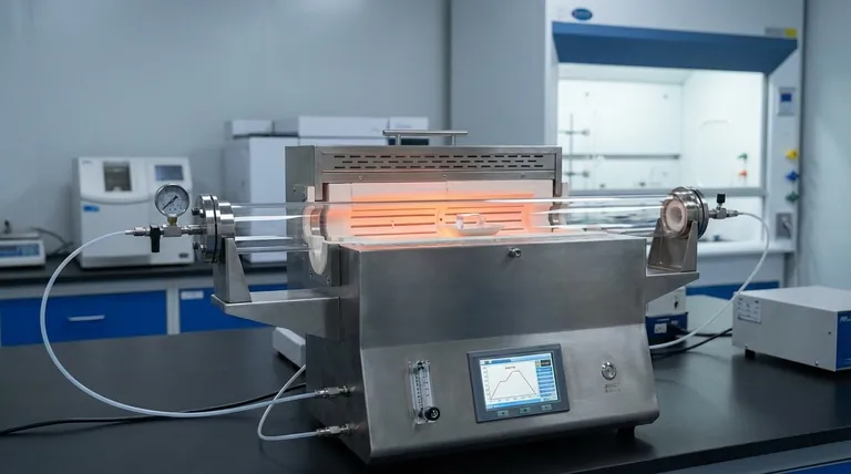 Por que o controle das taxas de aquecimento e resfriamento em um forno tubular é crítico para a redução térmica do niobato de lítio?