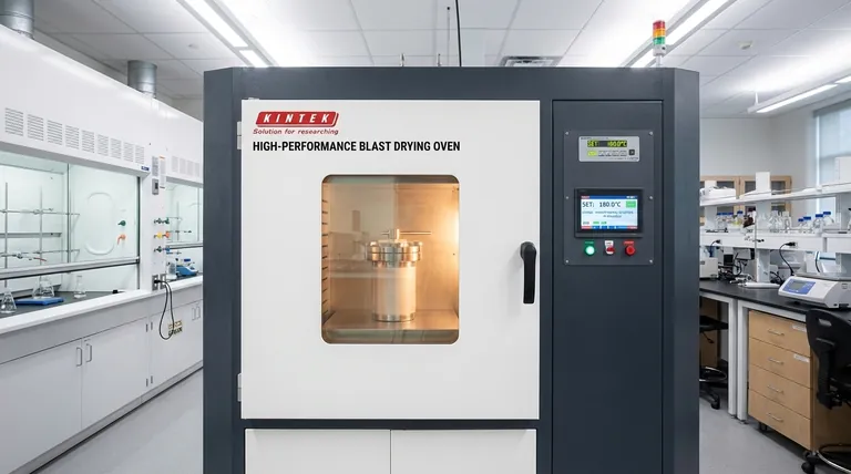 Qual o papel de um forno de secagem por sopro de alto desempenho na fase de reação hidrotermal de nanopartículas de CoO/CoSe?