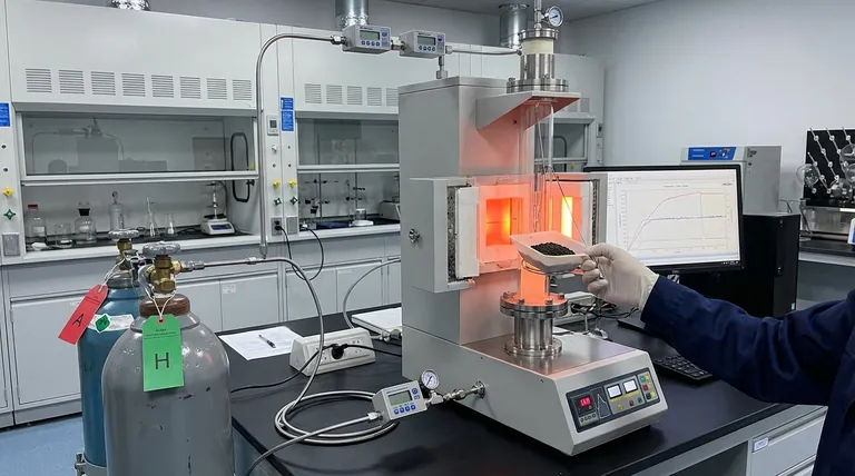 كيف يضمن الفرن الأنبوبي الرأسي تفاعلات اختزال هيدروجينية فعالة؟ تحسين معالجة مخلفات العناصر الأرضية النادرة