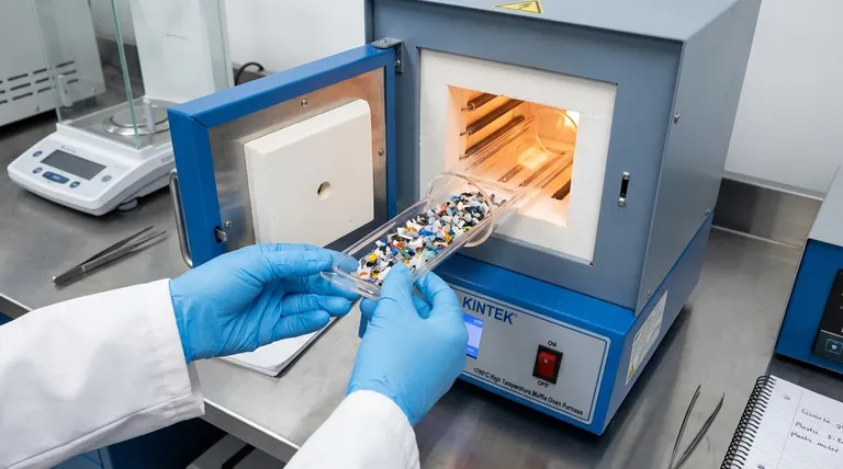 Qual é a necessidade técnica de usar um barco de vidro em um forno de pirólise? Precisão na Decomposição Térmica