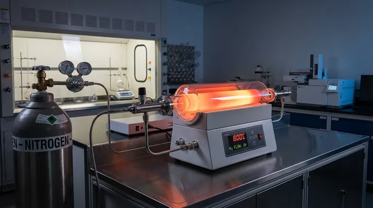 ¿Cómo forma un horno tubular de alta temperatura el carbono poroso dopado con nitrógeno (RMF)? Guía de síntesis térmica de precisión