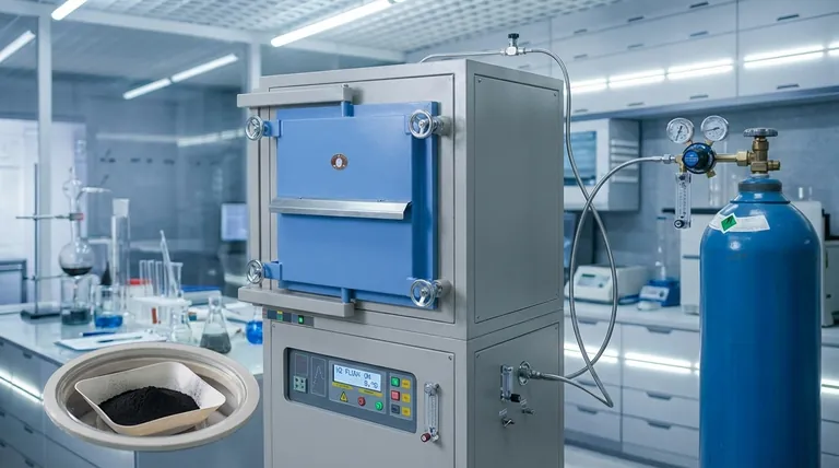 Por que é necessário um fluxo contínuo de nitrogênio de alta pureza durante a pirólise de materiais de carbono em um forno tubular?