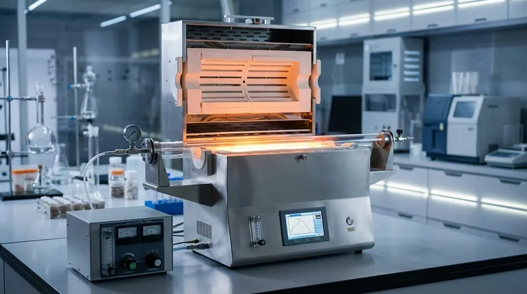 Quel rôle joue un four tubulaire à haute température dans la synthèse à l'état solide des matériaux de cathode pour batteries Li-ion ? Points clés