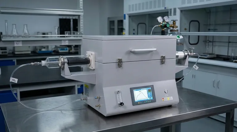 개질된 흑연 펠트를 하소할 때 질소 분위기가 필요한 이유는 무엇인가요? 연소 방지 및 순도 보장