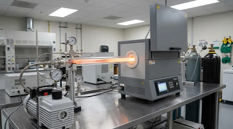 Qual o papel de um forno CVD de grau industrial em substratos de grafeno epitaxial? Mestre Sublimação de SiC