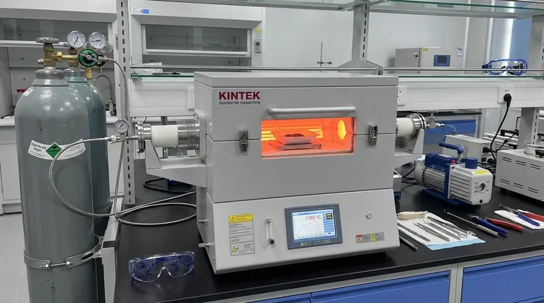 ¿Por qué se requiere un horno de tubo de alta temperatura con protección de gas inerte para Ti3AlC2? Guía experta de síntesis