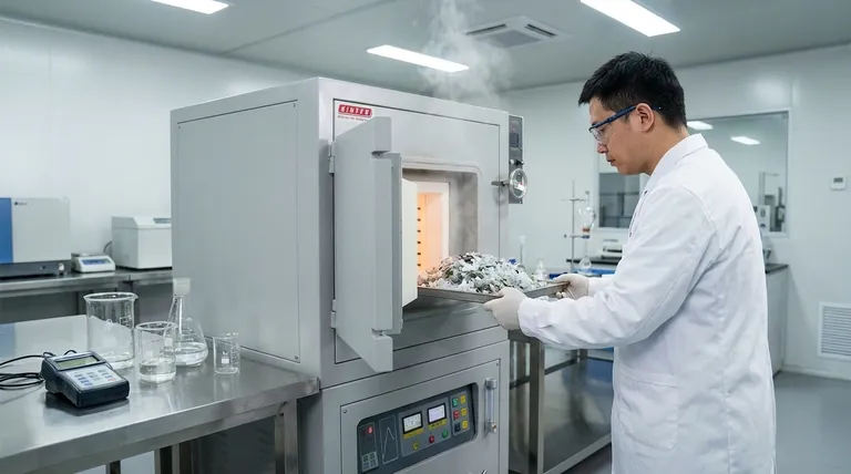 工业干燥炉在 PET 废料预处理中的作用是什么?优化您的活性炭生产