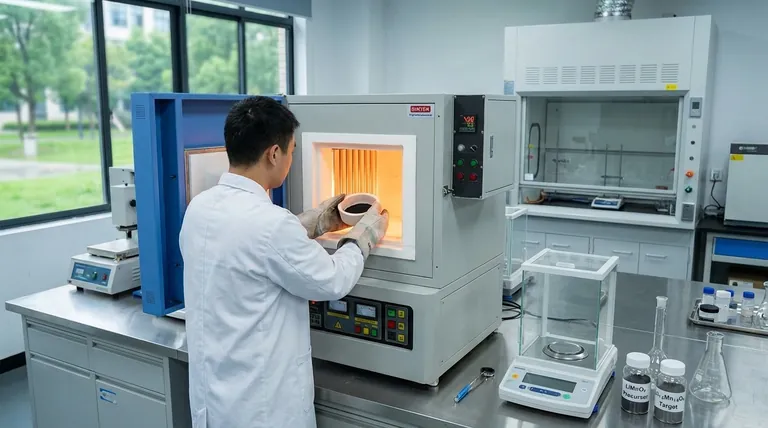 Por que o controle preciso da temperatura é crítico em um forno de calcinação para LiMnO2? Alcançar estruturas cristalinas de alta pureza