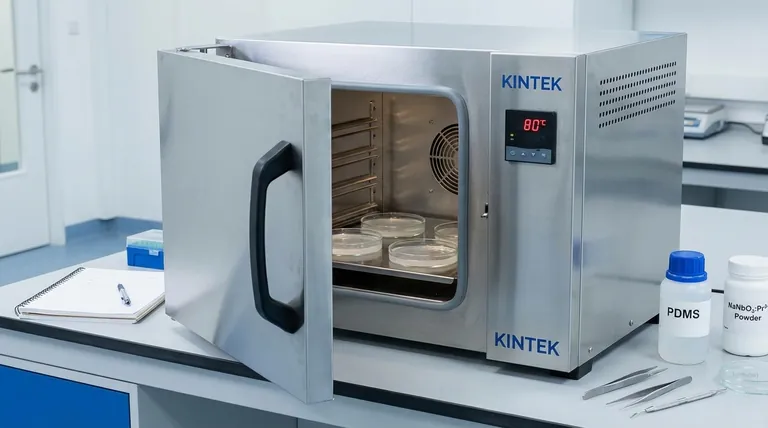 ¿Cómo funciona un horno de laboratorio durante el curado de PDMS? Logre precisión en el encapsulado de dispositivos