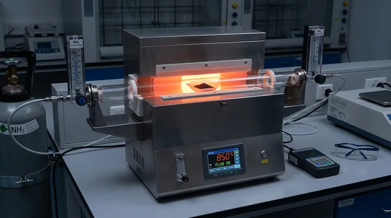 Como um forno tubular de alta temperatura facilita o processo de amonólise? Síntese de Nanopartículas de TiNx Mestre