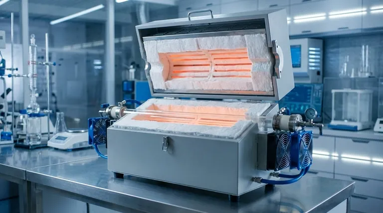 ¿Qué papel juega el revestimiento refractario de silicato de aluminio? Optimiza la eficiencia y seguridad del horno